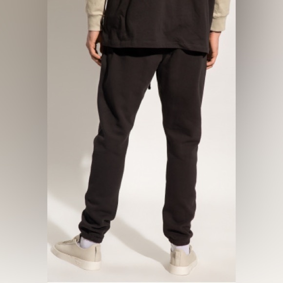 Essentials FEAR OF GOD ESSENTIALS 1977 LOGO CUFF SWEAT PANT | Iron | NEW/NWT🔥 - Picture 5 of 16